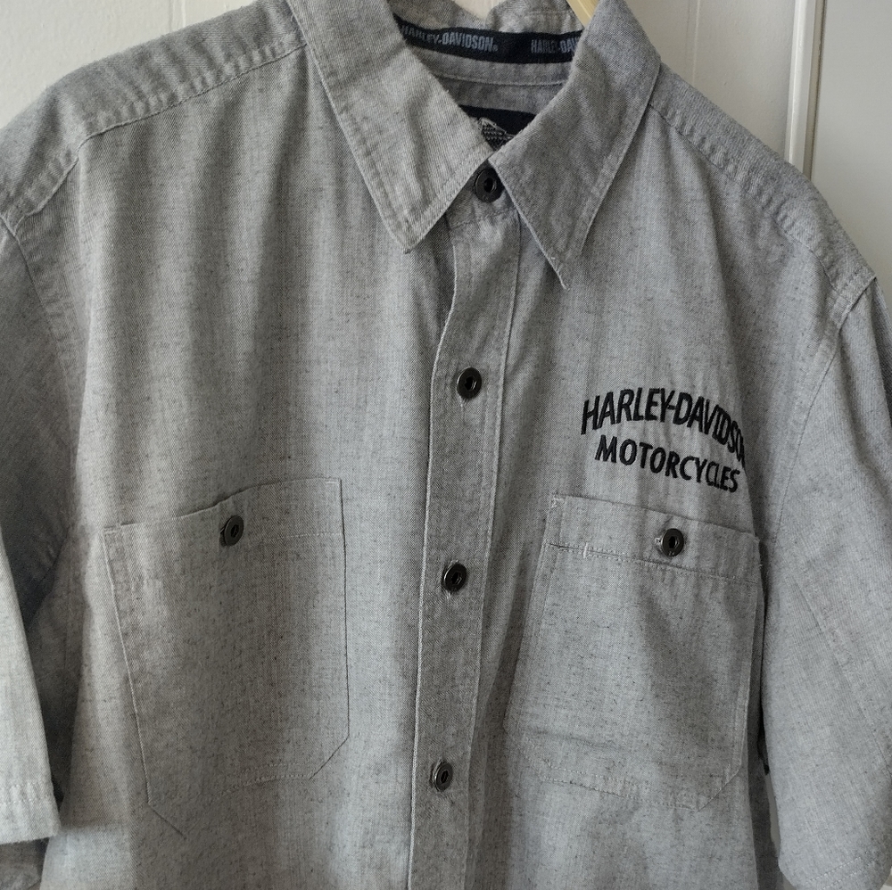 Harley Davidson Grey Size Large men's Excellent condition button down shirt.